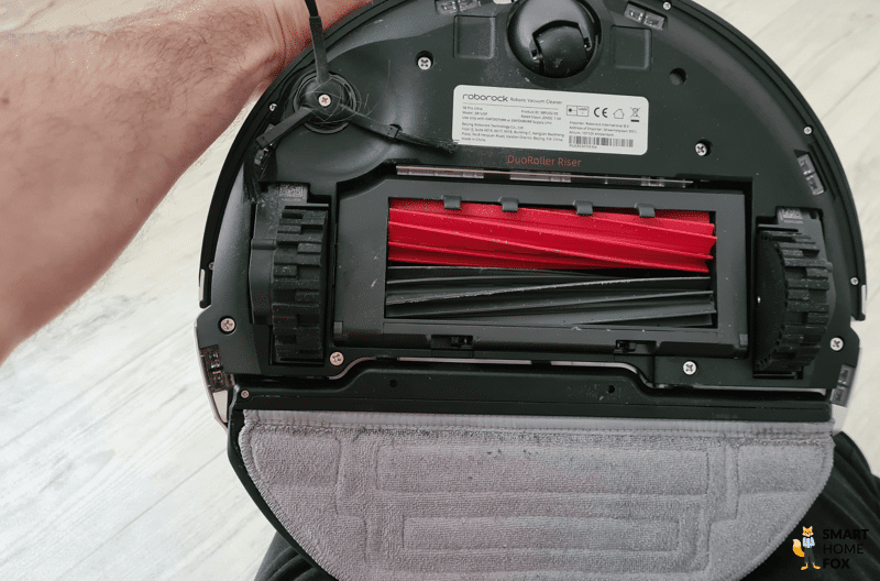 Видна нижняя часть Roborock S8+.